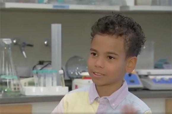 cau-be-iq-top-1-the-gioi-kha-nang-tiep-thu-phi-thuong-bat-dau-di-hoc-tu-nam-3-tuoi-9-tuoi-da-la-sinh-vien-nam-nhat (1).jpg 0 Cậu bé IQ top 1% thế giới, Aiden Wilkins, Thần đồng