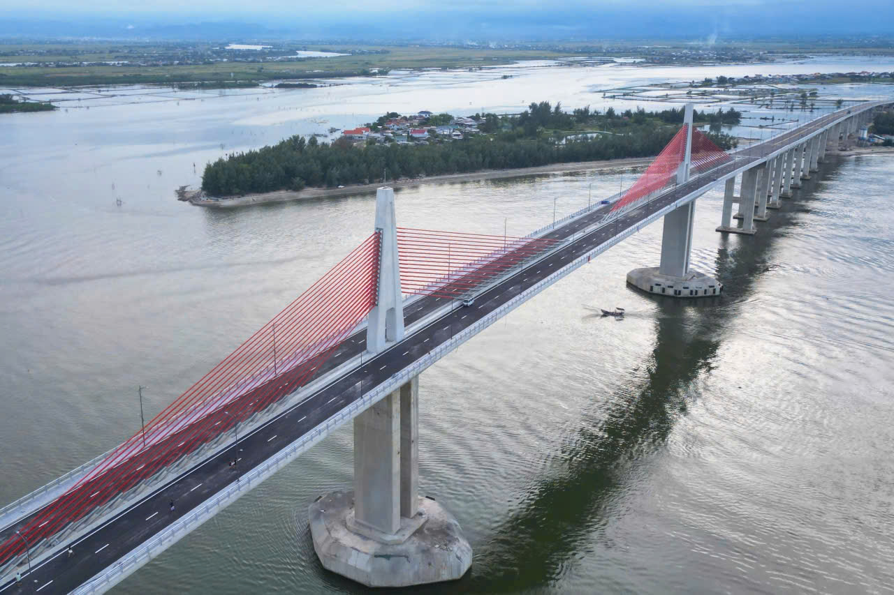 Cầu vượt cửa biển lớn nhất miền Trung hoàn thành nhưng chưa thông xe - Ảnh 1.