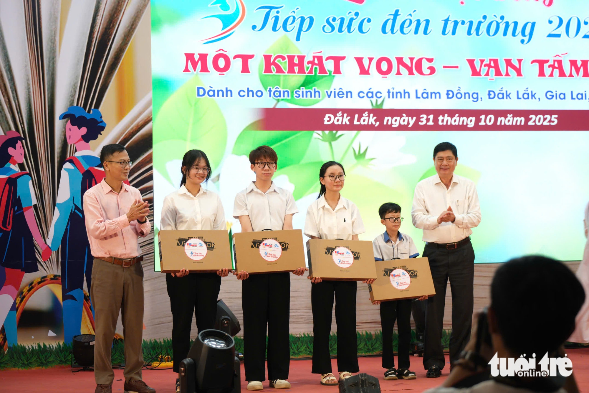 'Chỉ còn 1 mình tôi nên vào đại học không, và tôi vẫn bước đi', nam SV được trao 50 triệu đồng - Ảnh 21. Tiếp sức đến trường - Ảnh 17.