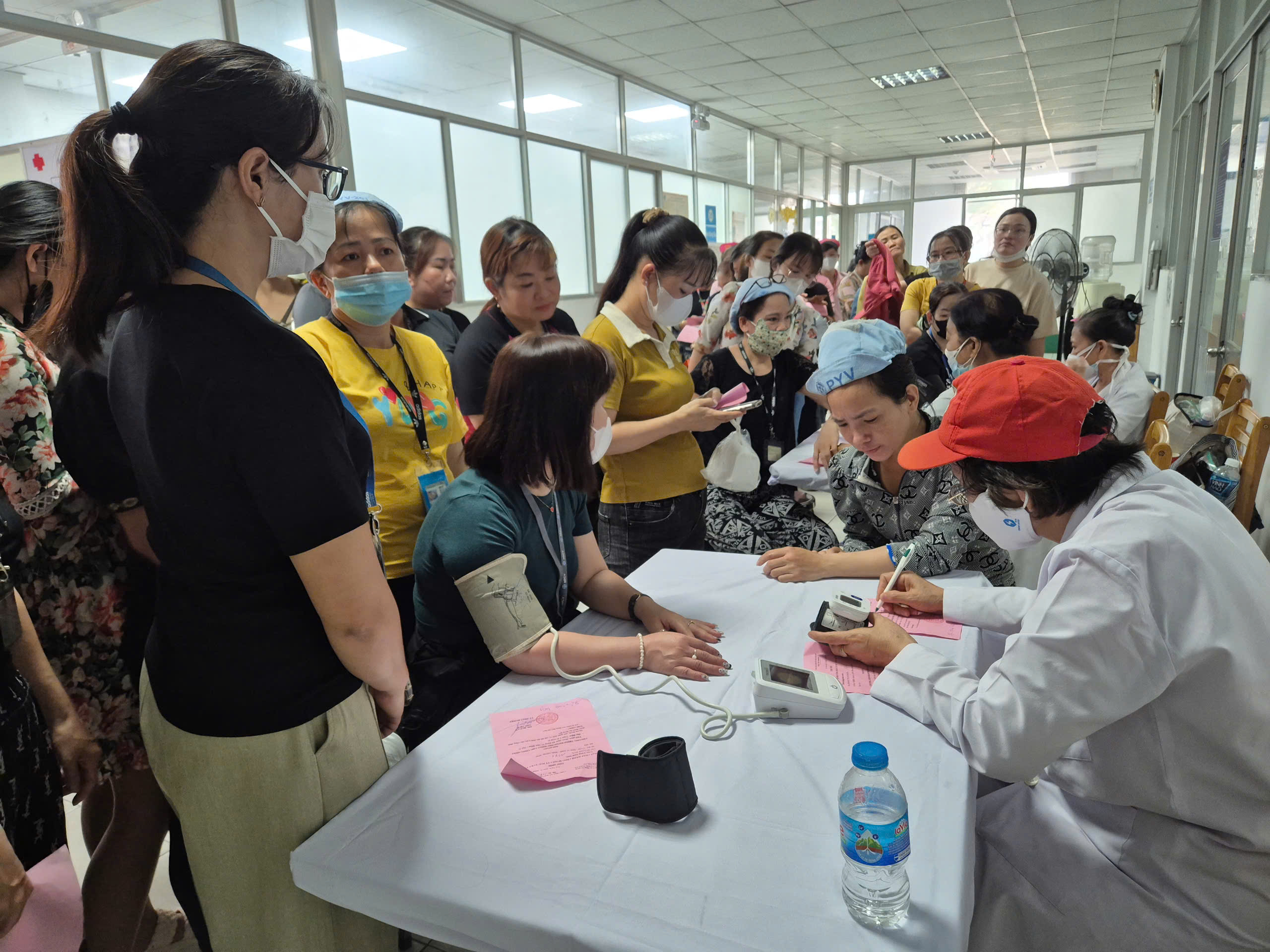 Chăm sóc sức khỏe cho lao động nữ tại các doanh nghiệp - Ảnh 1.