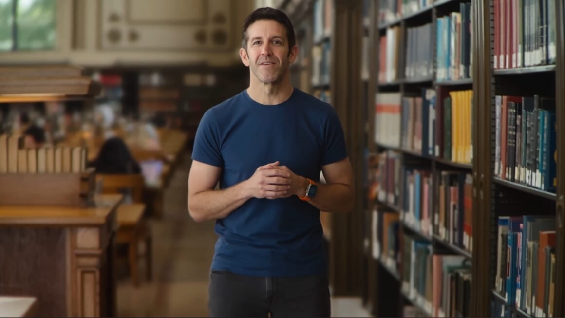 Chân dung kỹ sư cơ khí sinh năm 1975 có tiềm năng thế chỗ Tim Cook, trở thành CEO đế chế Apple trị giá 4.000 tỷ USD- Ảnh 1.