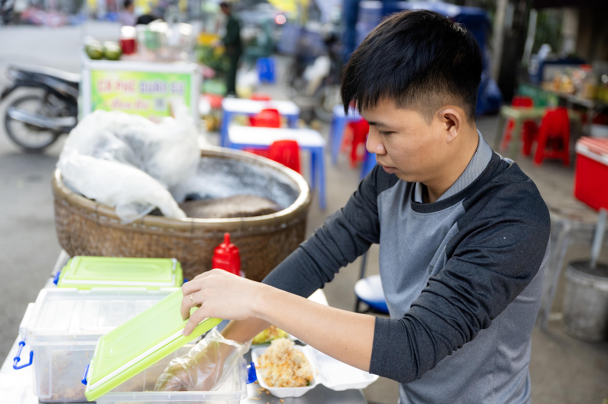 5h sáng dậy bán xôi, 8h30 có mặt ở văn phòng: Chàng trai 1992 xoay xở giữa nhịp sống đắt đỏ ở Hà Nội- Ảnh 1. 5h sáng dậy bán xôi, 8h30 có mặt ở văn phòng: Chàng trai 1992 xoay xở giữa nhịp sống đắt đỏ ở Hà Nội- Ảnh 1.