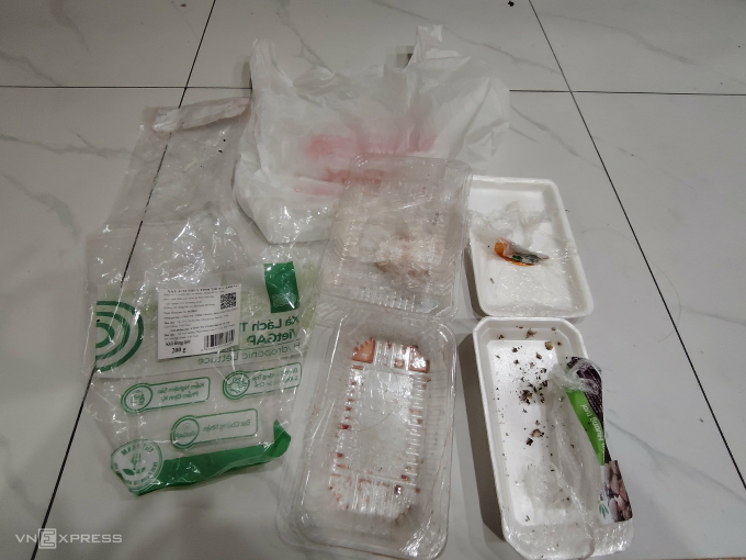 Lượng nilon, khay nhựa trong một lần đi siêu thị của một gia đình Hà Nội, ngày 19/10. Ảnh: Thủy Trương