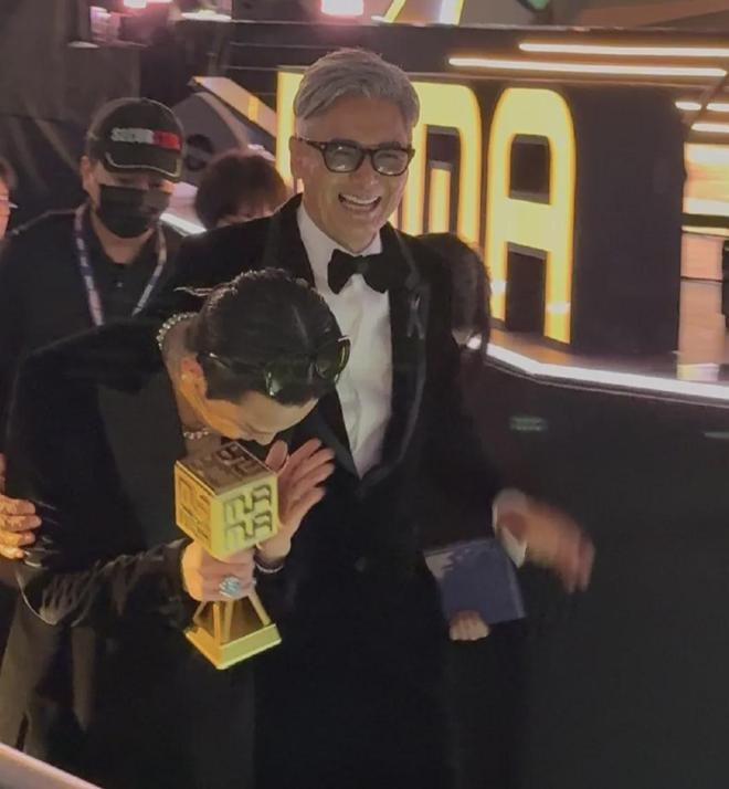 Châu Nhuận Phát gây tranh cãi tại MAMA 2025 sau thảm họa Hong Kong - Ảnh 3.