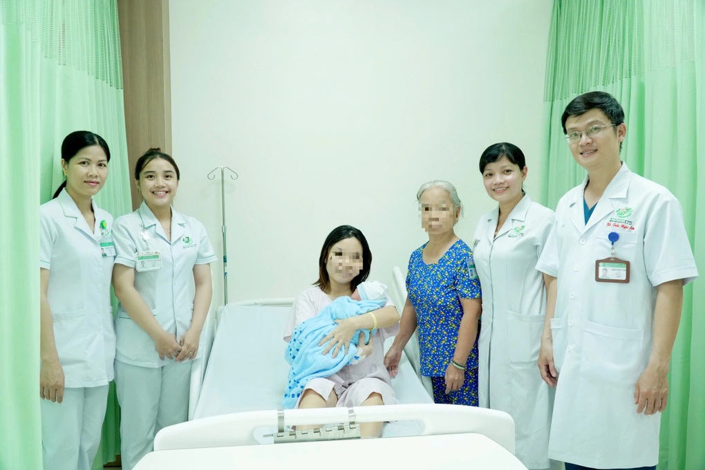 Chạy đua từng phút cứu thai phụ vỡ tử cung, em bé lọt ra ngoài - 1