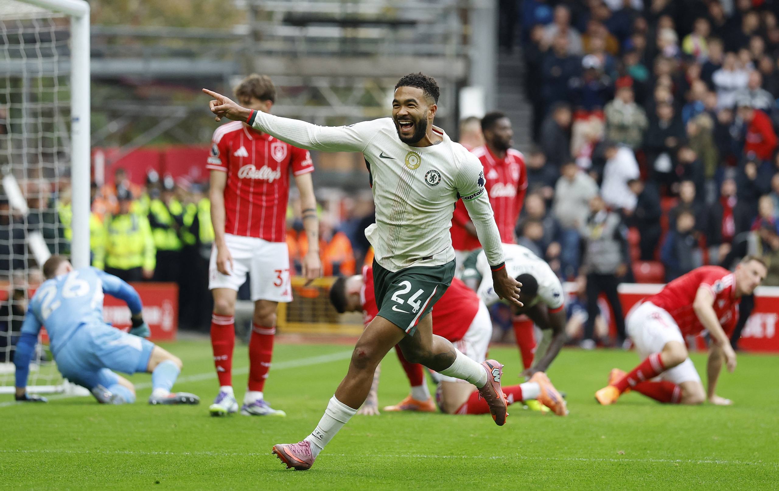 Chelsea khiến HLV Postecoglou bị sa thải sau… 39 ngày, 'quái vật' Haaland cứu rỗi Man City- Ảnh 1.