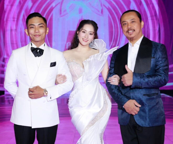 Khánh Thi hạnh phúc khoe Phan Hiển và Chí Anh được tặng thưởng Huân chương lao động hạng Ba.