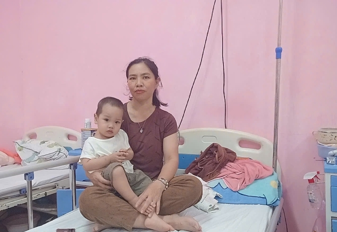 Chị Nguyễn Thị Thanh và con trai Đức Phúc, 2 tuổi, tại Bệnh viện Trung ương Huế ngày 12/11. Ảnh: Nhân vật cung cấp