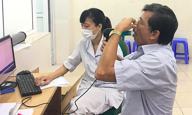 Bệnh nhân khám phổi tắc nghẽn mạn tính tại Bệnh viện Bạch Mai. Ảnh:Lê Nga