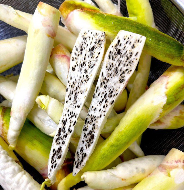 Củ niễng là đặc sản Ninh Bình được nhiều người thích. Ảnh HM