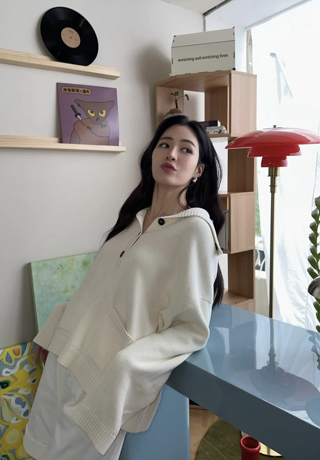 Chỉ với tông trắng, nàng vẫn đủ nổi bật giữa đám đông- Ảnh 1.