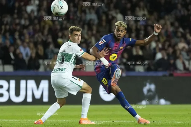 Ngôi sao trẻ của Barcelona ghi bàn thắng đẹp vào lưới Elche. Ảnh: EPA. chia-tay-ban-gai-hon-7-tuoi-yamal-lap-sieu-pham (3).jpg