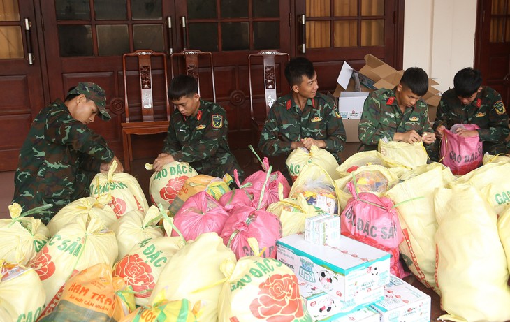 'Chiến dịch đặc biệt' của Quân khu 5 giúp bà con vùng lũ Quy Nhơn 2 Bộ đội - Ảnh 2.