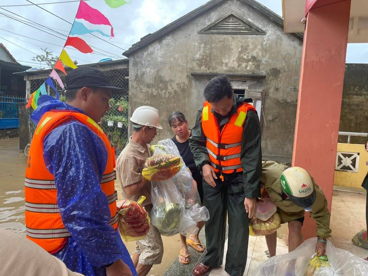 'Chiến dịch đặc biệt' của Quân khu 5 giúp bà con vùng lũ Quy Nhơn 1 Bộ đội - Ảnh 1.