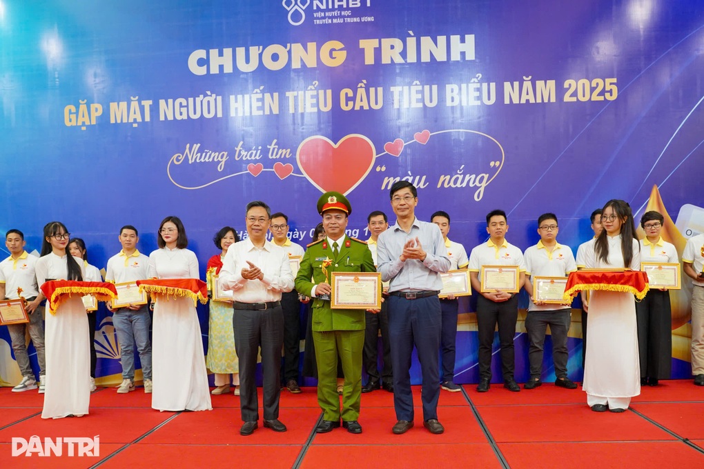 Chiến sĩ 61 lần hiến máu, tiểu cầu lái xe 0 đồng chở bệnh nhân nghèo - 1