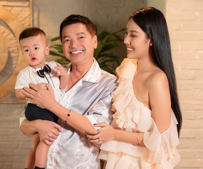 Ở tuổi 65, Quang Minh tận hưởng cuộc sống viên mãn bên vợ con.