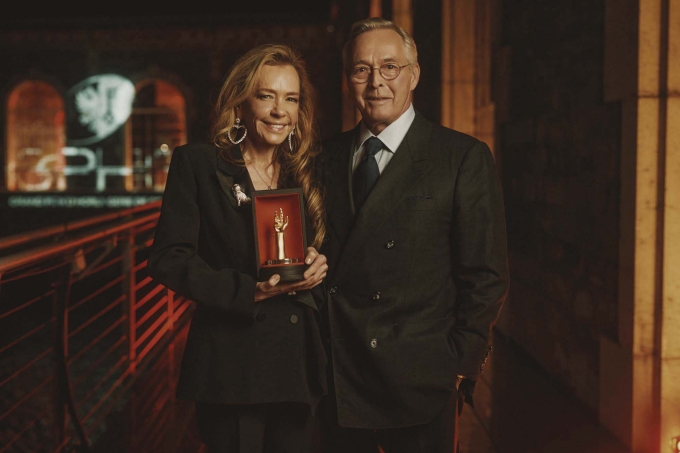 Hai đồng chủ tịch của Chopard nhận 2 giải thưởng quan trọng. Ảnh: Chopard