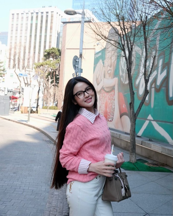 Chu Thanh Huyền tự định lượng mái tóc 'nặng 3kg'.