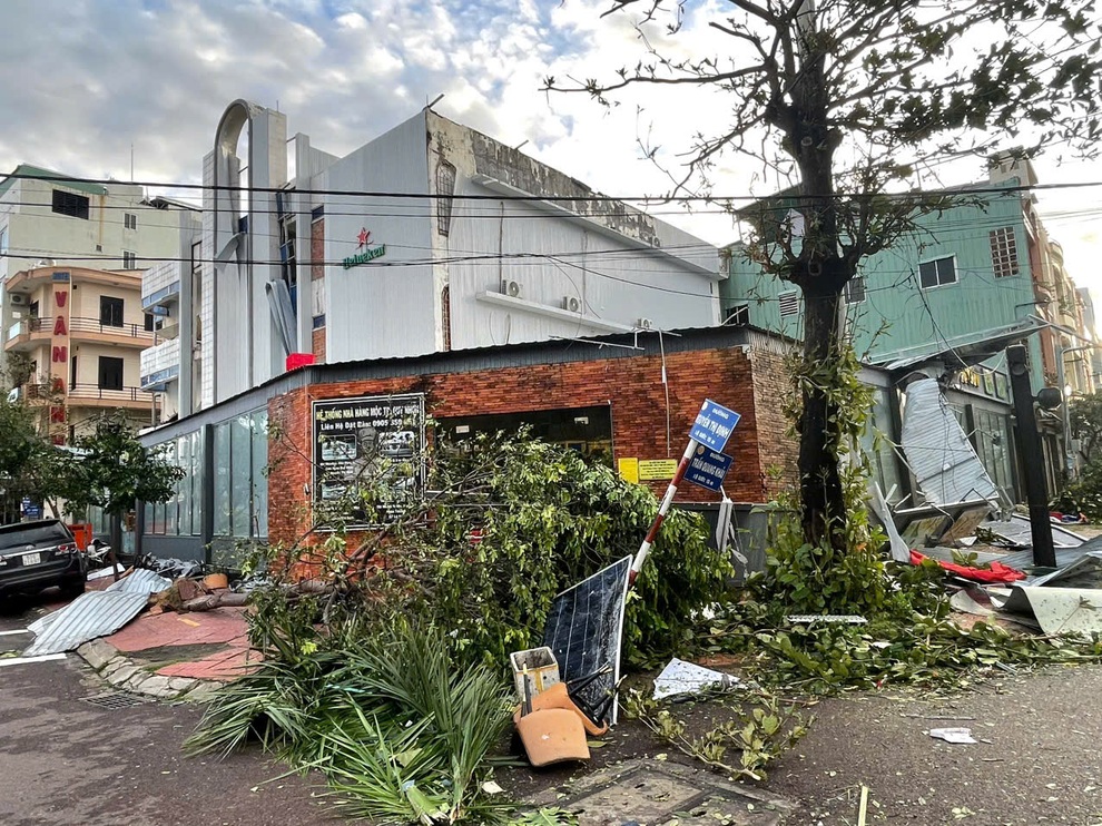 Chủ nhà hàng ở Quy Nhơn lạc giọng vì mất trắng 4 tỷ đồng sau bão Kalmaegi - 1