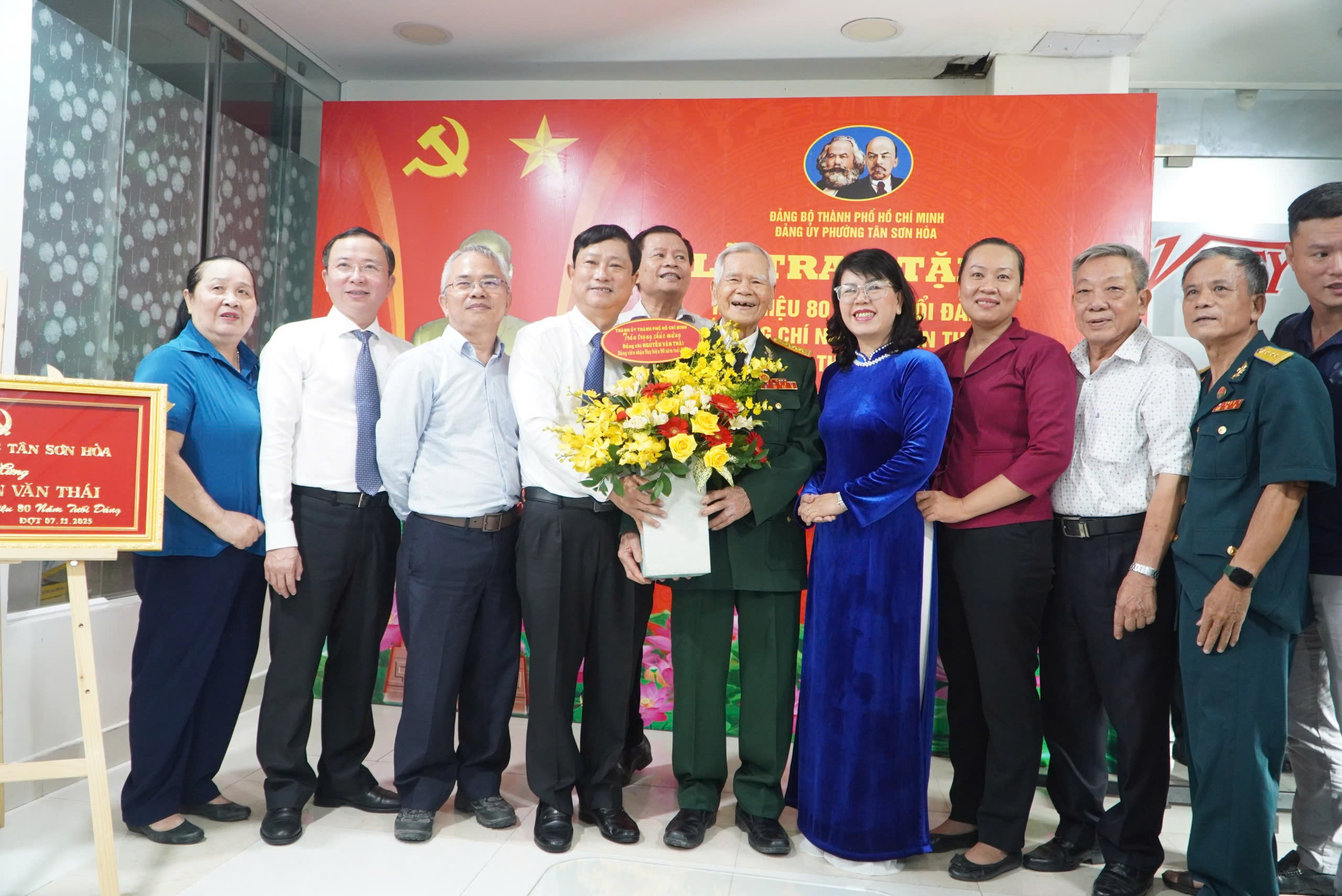 Chủ tịch HĐND TP.HCM Võ Văn Minh trao huy hiệu 80 năm tuổi Đảng- Ảnh 2.