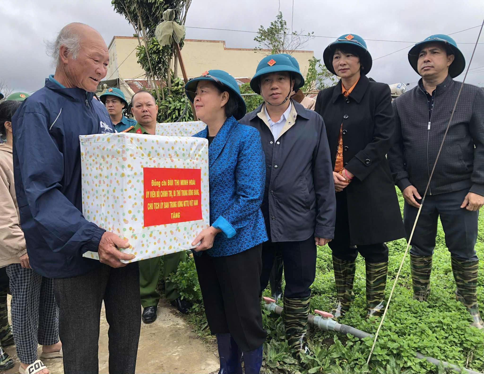 Chủ tịch Ủy ban T.Ư MTTQ Việt Nam Bùi Thị Minh Hoài thăm đồng bào vùng lũ Lâm Đồng- Ảnh 1.