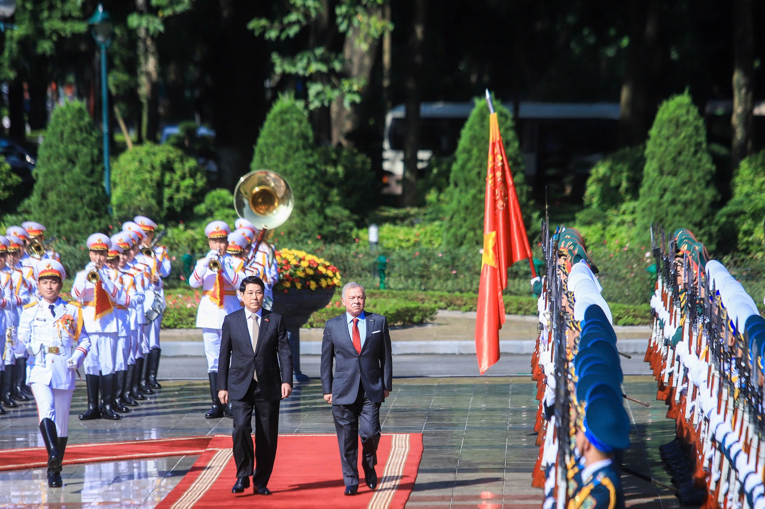 Chủ tịch nước Lương Cường chủ trì lễ đón chính thức Quốc vương Jordan - Ảnh 1.