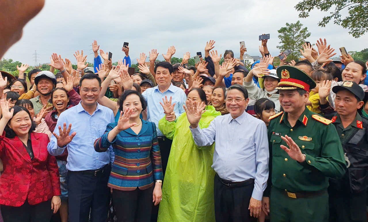 Chủ tịch nước Lương Cường chia sẻ với những mất mát của bà con vùng lũ Đà Nẵng - Ảnh 1.