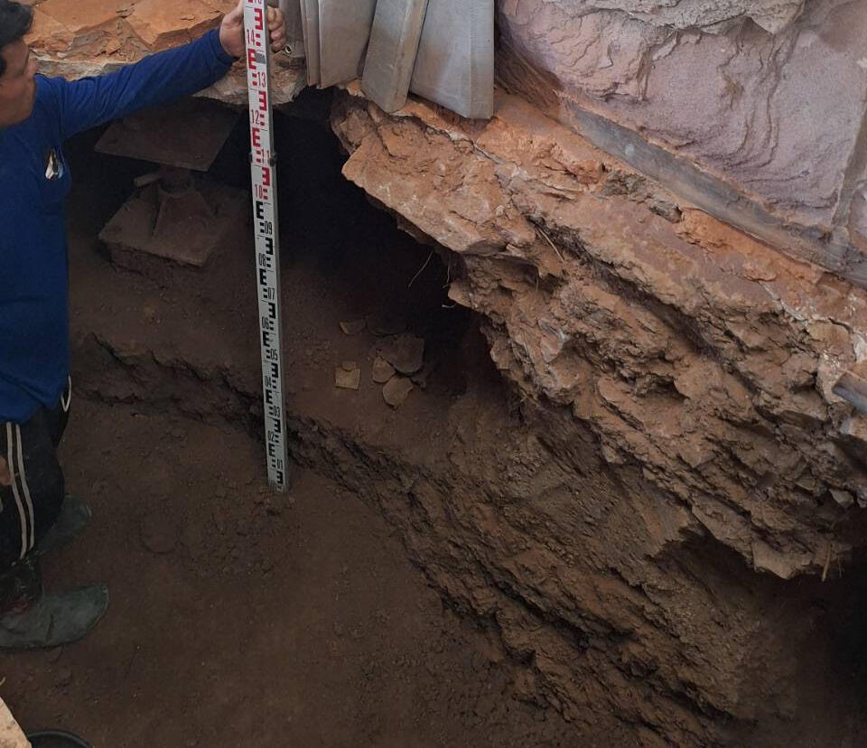 Chuẩn bị hệ thống thoát nước, các công nhân bất ngờ phát hiện kho báu bí ẩn nằm dưới bức tượng Phật 1.300 năm tuổi- Ảnh 1.