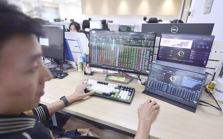 Chứng khoán lại gây bất ngờ sau khung 14h00 - Ảnh 2.