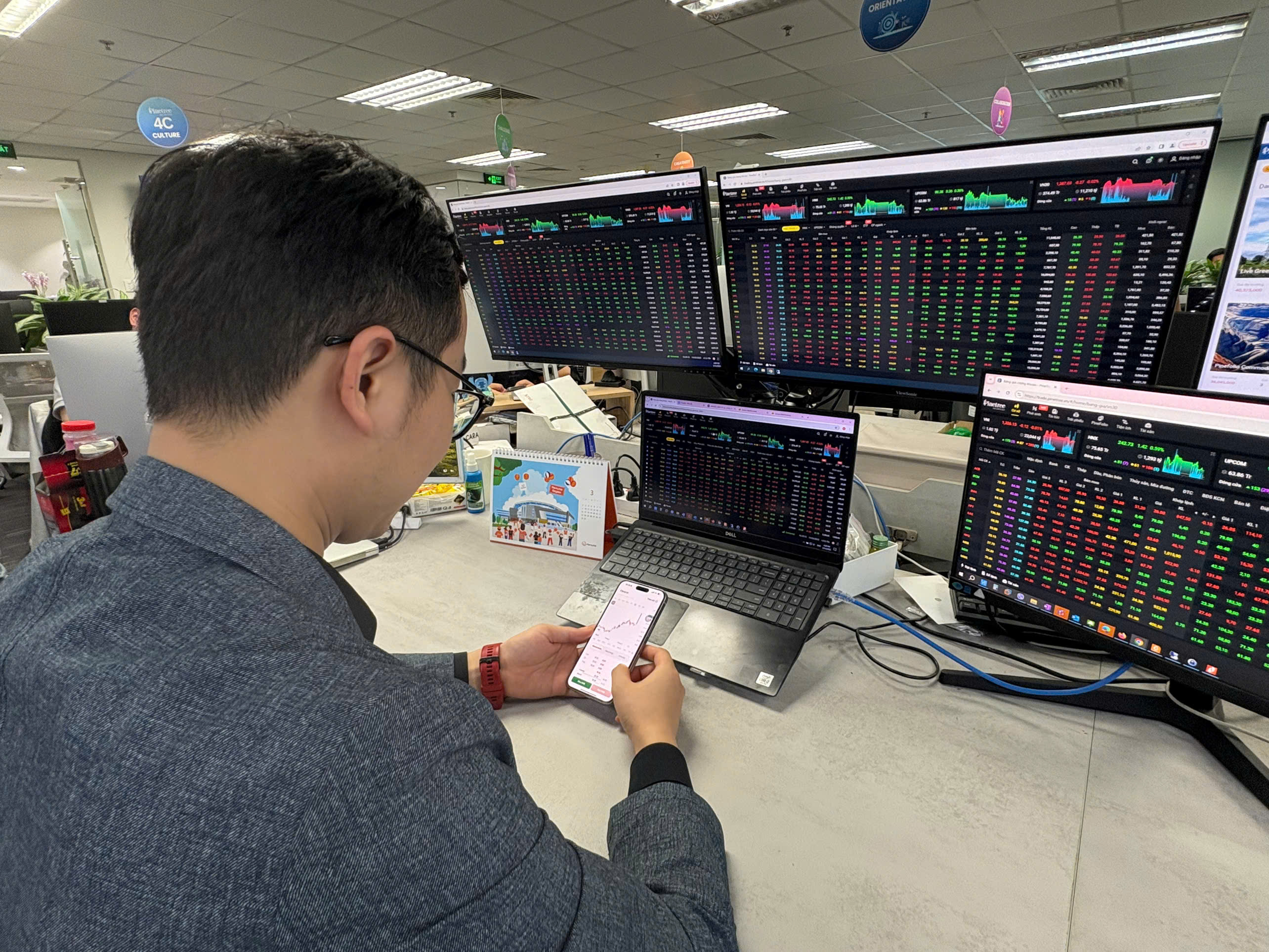 Chứng khoán mất 200 điểm: Diễn biến bình thường - Ảnh 1.