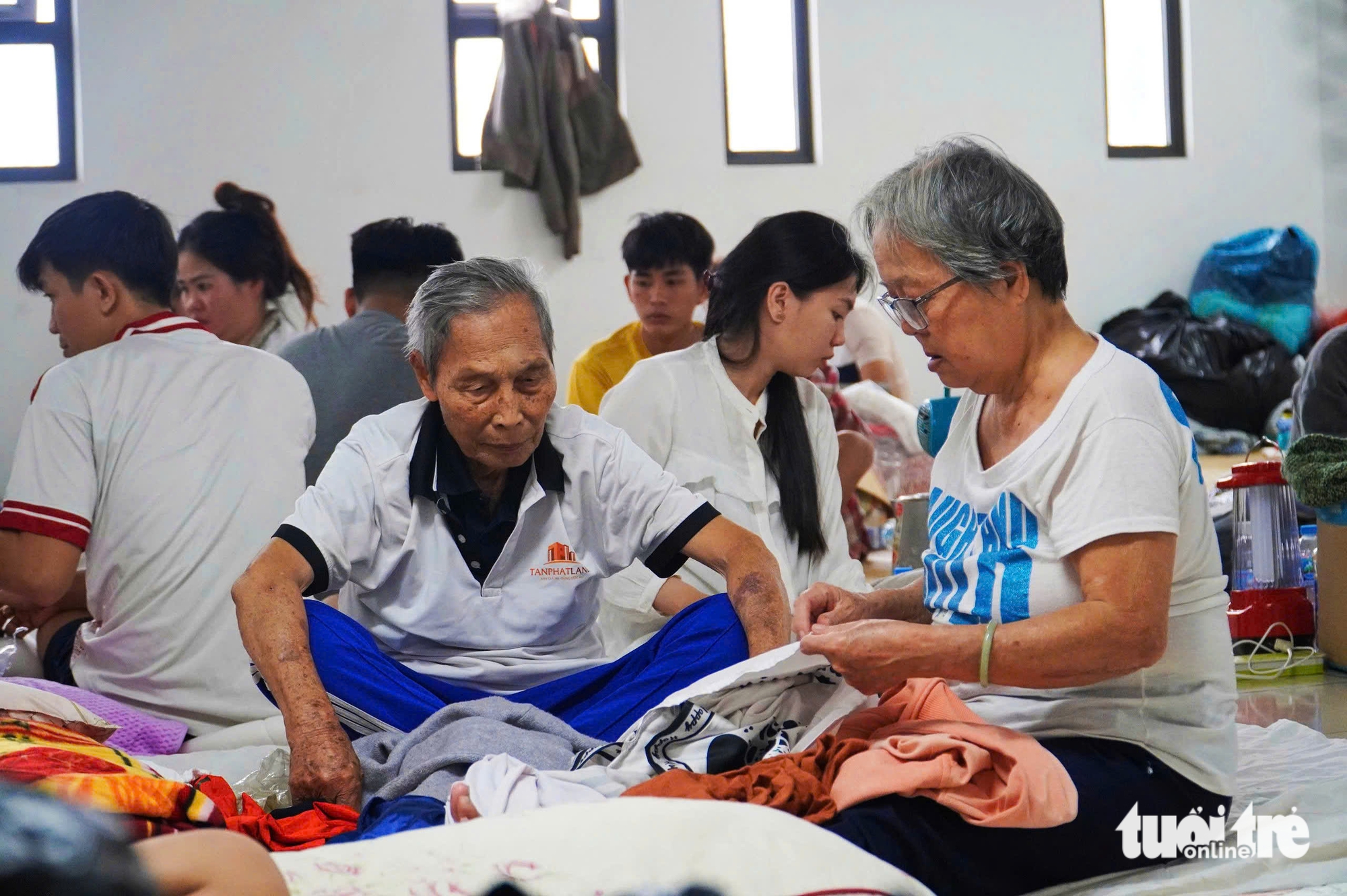 Ấm áp tình người giữa cơn lũ dữ - Ảnh 1. tình người - Ảnh 1.