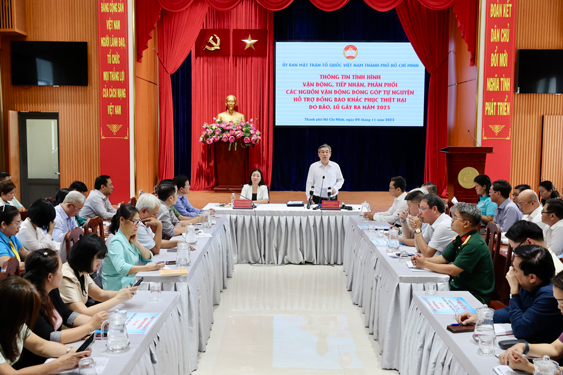 Chuyển cả tấm lòng tới đồng bào bị bão, lũ - Ảnh 1.