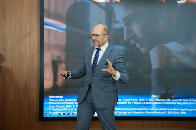 Chuyên gia chia sẻ kiến thức tại VFF. Ảnh: Herbalife Việt Nam