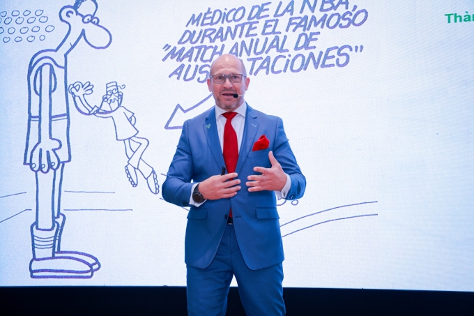 Tiến sĩ Julián Álvarez chia sẻ kiến thức về dinh dưỡng thể thao. Ảnh: Herbalife