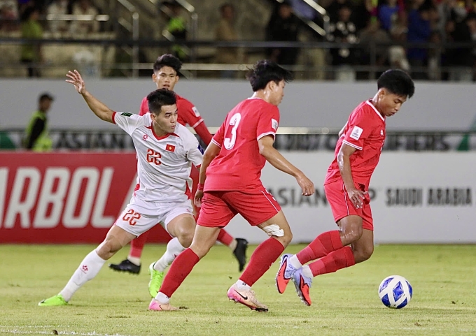 Tiền đạo Việt nam Nguyễn Tiến Linh (áo trắng) thi đấu hết hiệp một trong trận thắng Lào 2-0 ở lượt năm bảng F vòng loại cuối Asian Cup 2027, trên sân Quốc gia Lào mới ngày 19/11/2025. Ảnh: ĐH.