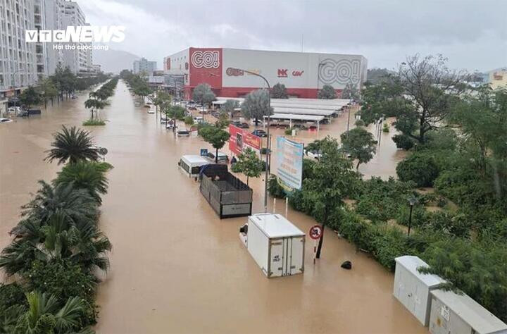 Chuyên gia chỉ rõ nguyên nhân gây mưa lũ lịch sử, ngập lụt tứ bề ở miền Trung- Ảnh 1.