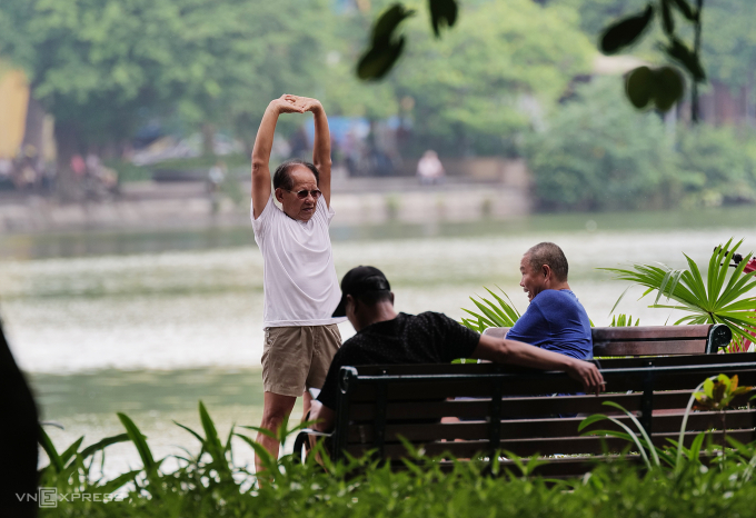 Người cao tuổi tập thể dục ở Hà Nội  vào tháng 8/2023. Ảnh: Ngọc Thành