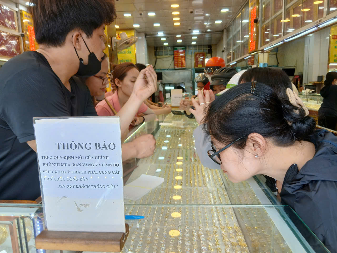 Chuyên gia nói gì khi giá vàng thế giới tăng – giảm hàng trăm USD? - Ảnh 1.