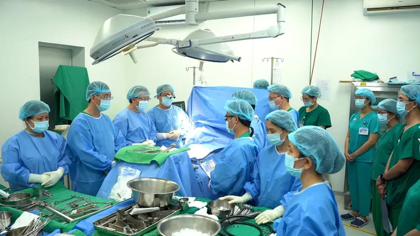Giây phút mặc niệm trước khi thực hiện ca ghép phổi đầu tiên phía Nam. Ảnh: BVCC hien-tang6-4718-9169.jpg