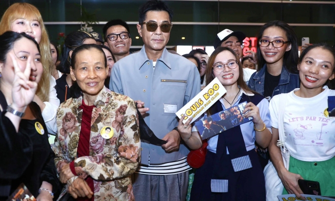 Cổ Thiên Lạc chụp ảnh kỷ niệm cùng fan Việt ở sân bay. Ảnh: Quỳnh Trần