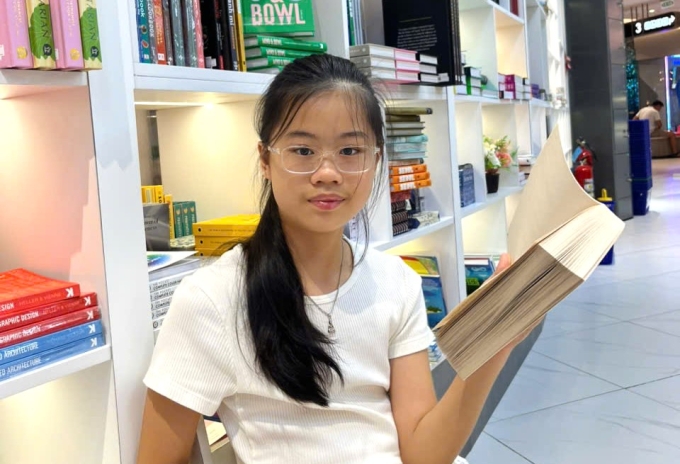 Bảo An trong một lần đi nhà sách, tháng 10. Ảnh: Gia đình cung cấp