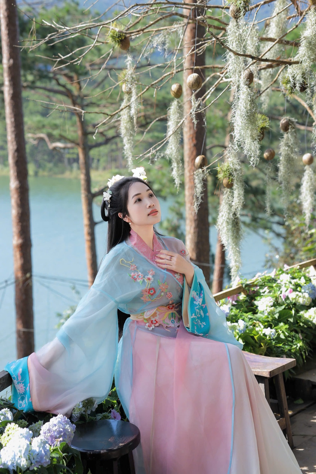 Cô chủ hoá tiên nữ, nói giọng kiếm hiệp, quán cà phê Đà Lạt tăng vọt khách - 1