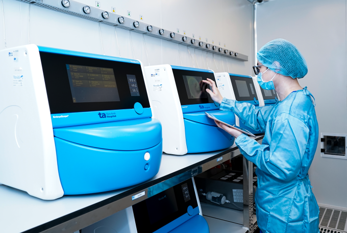 Hệ thống tủ nuôi cấy phôi time-lapse tích hợp phần mềm trí tuệ nhân tạo. Ảnh: Thanh Luận