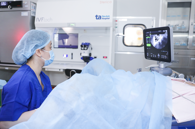 BS.CKI Đinh Thị Ngọc Ngân thực hiện kỹ thuật chọc hút noãn cho người bệnh. Ảnh: Thanh Luận