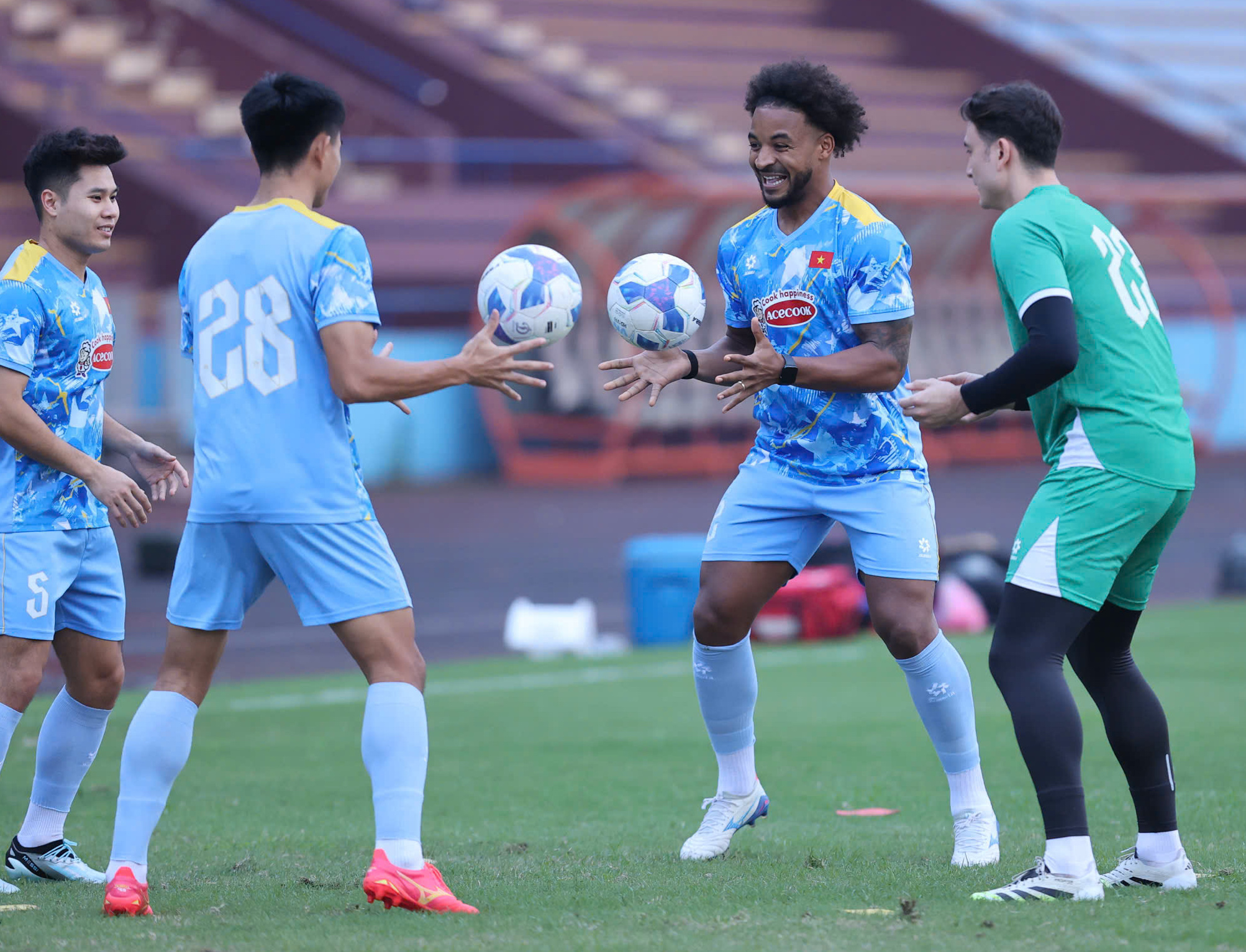 Đội tuyển Việt Nam xây hàng công cực mạnh cho AFF Cup: Có đủ Xuân Son và Hoàng Hên- Ảnh 1. Đội tuyển Việt Nam xây hàng công cực mạnh cho AFF Cup: Có đủ Xuân Son và Hoàng Hên- Ảnh 1.