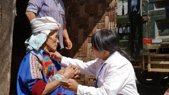 Luo Nawa khám bệnh cho người dân. Ảnh: QQ