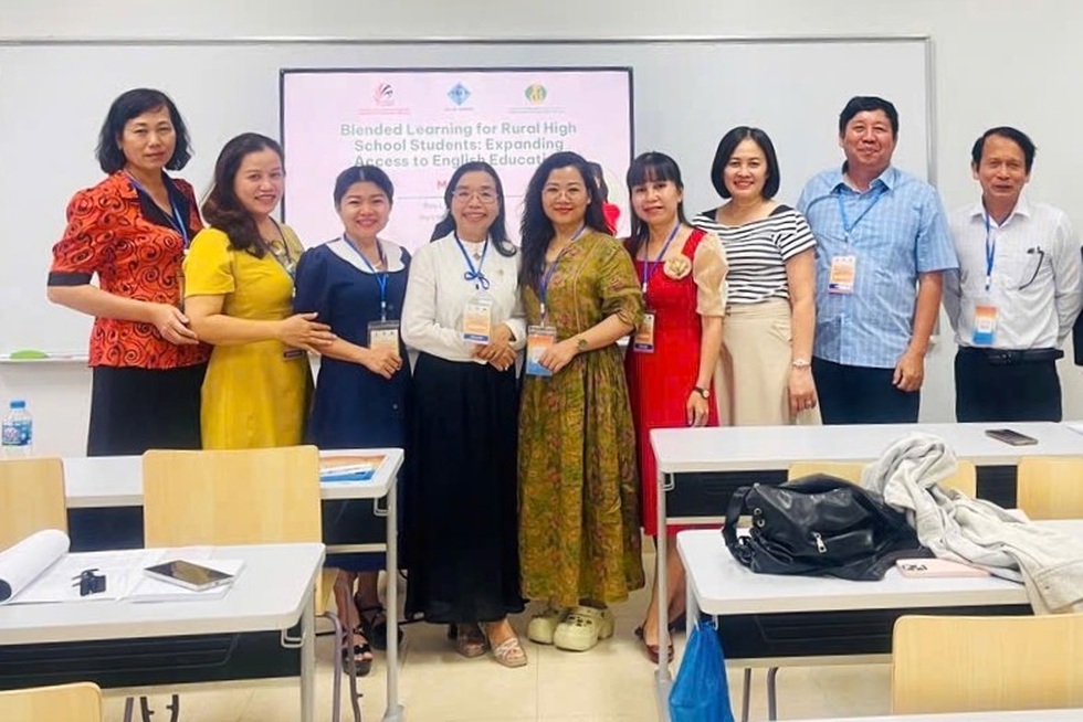 Cô giáo U60 với cách dạy tiếng Anh thu hút học trò - 2