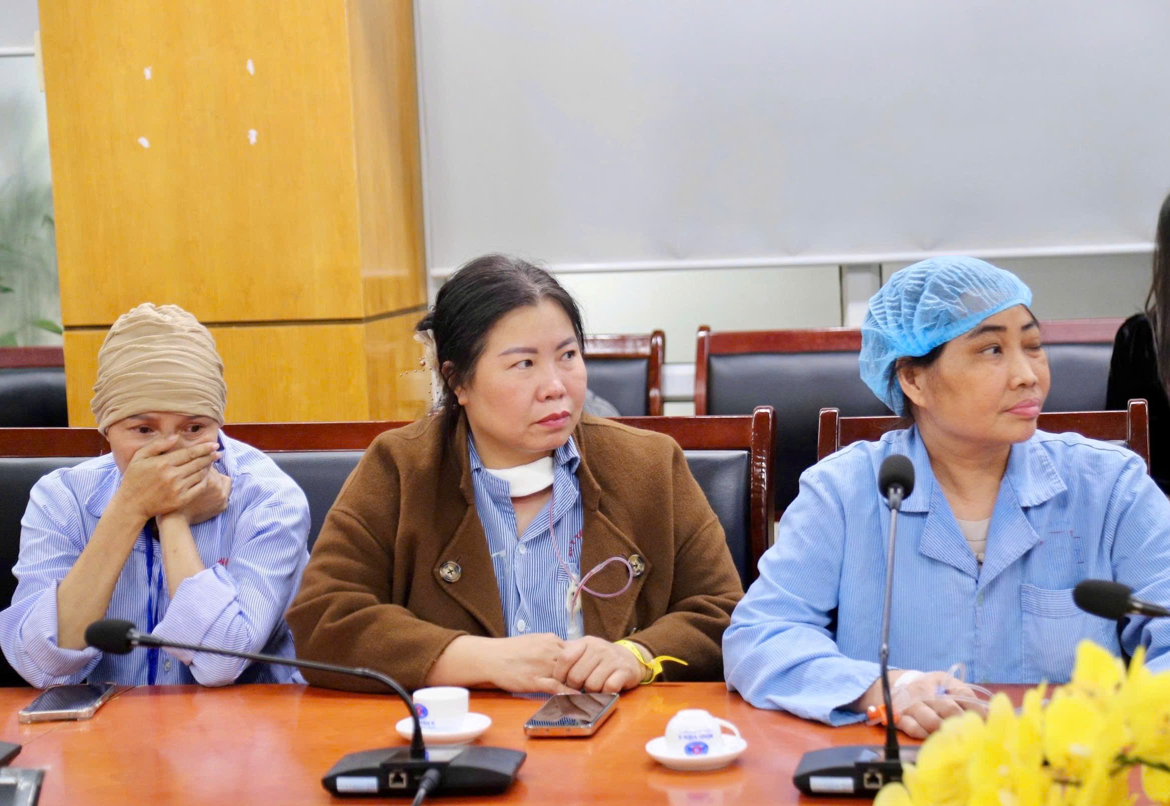 Bệnh nhân xúc động mong sớm khoẻ để trở về với nghề. 