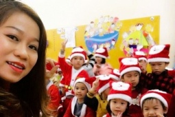 Cô giáo 9 năm chống chọi với căn bệnh ung thư vẫn đều đặn đón trẻ bằng tình yêu