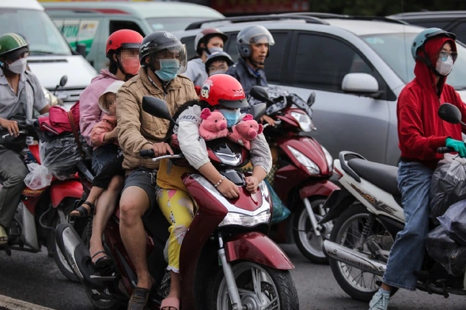 Có những quy định nào về chở trẻ em trên xe máy? - Ảnh 2. Có những quy định nào về chở trẻ em trên xe máy? - Ảnh 2.